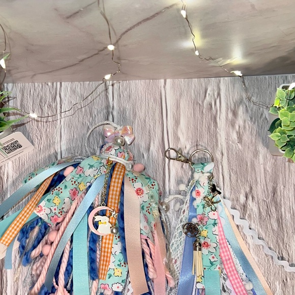 Shabby Chic Spring Collection Keychain - Picture 2 of 2